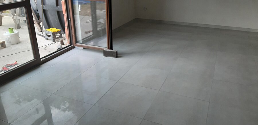 Kafelkowanie salonu w domu prywatnym w Jejkowicach - zdjęcie 7