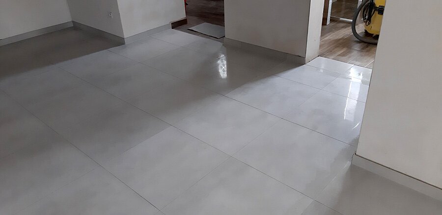 Kafelkowanie salonu w domu prywatnym w Jejkowicach - zdjęcie 12