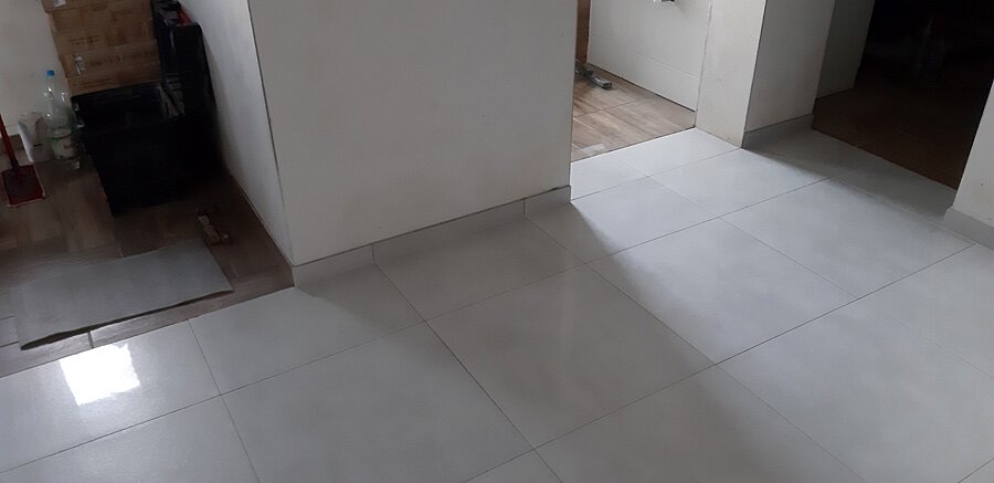 Kafelkowanie salonu w domu prywatnym w Jejkowicach - zdjęcie 13