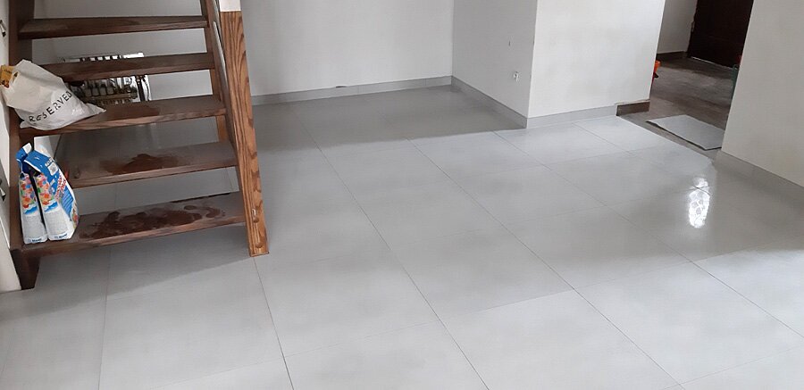 Kafelkowanie salonu w domu prywatnym w Jejkowicach - zdjęcie 11