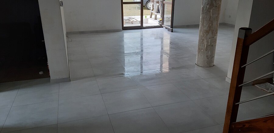 Kafelkowanie salonu w domu prywatnym w Jejkowicach - zdjęcie 15