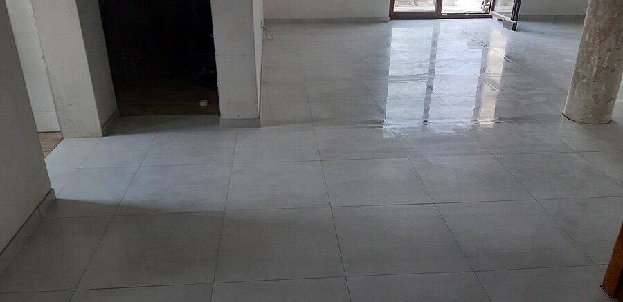 Kafelkowanie salonu w domu prywatnym w Jejkowicach - zdjęcie 14