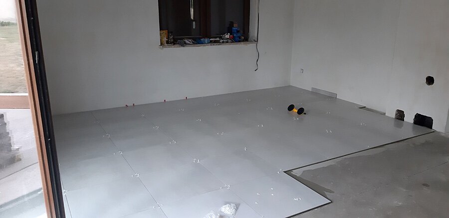 Kafelkowanie salonu w domu prywatnym w Jejkowicach - zdjęcie 2