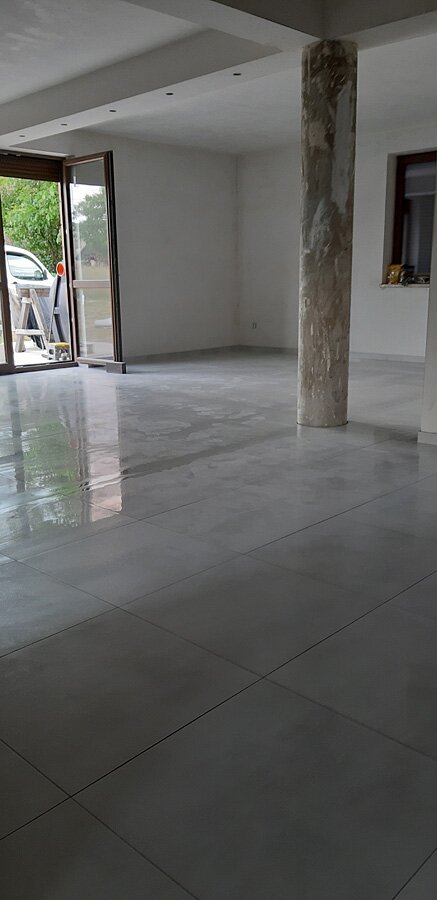 Kafelkowanie salonu w domu prywatnym w Jejkowicach - zdjęcie 16