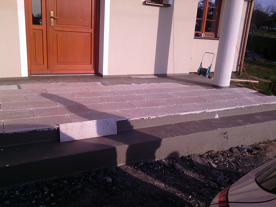 Pstrążna - kafelkowanie tarasu z płyt granitowych - zdjęcie 1