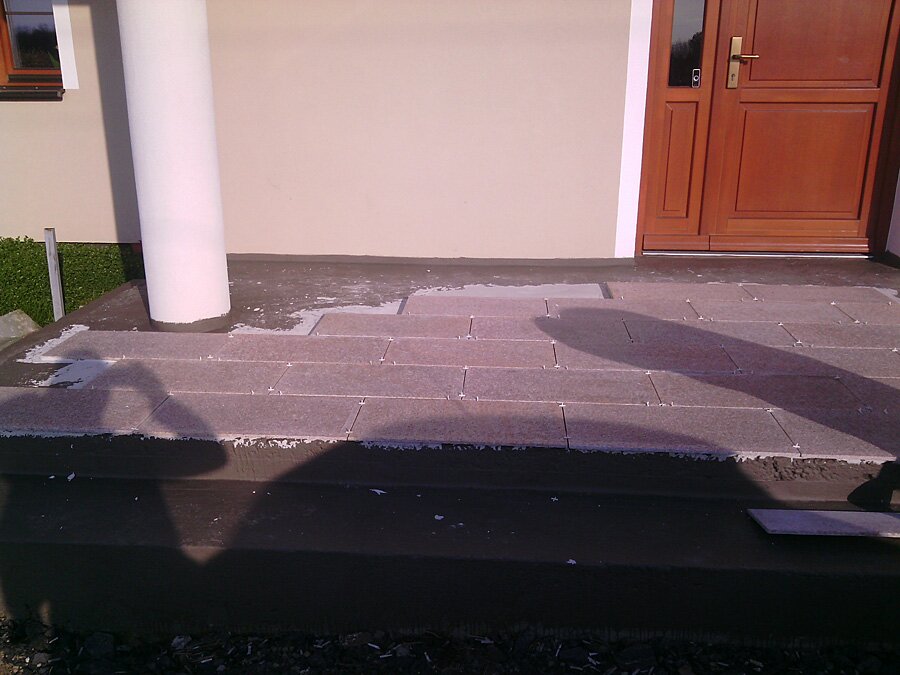 Pstrążna - kafelkowanie tarasu z płyt granitowych - zdjęcie 2