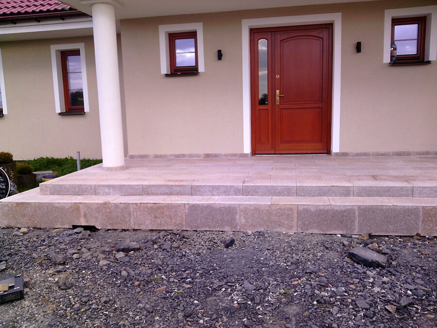 Pstrążna - kafelkowanie tarasu z płyt granitowych - zdjęcie 3