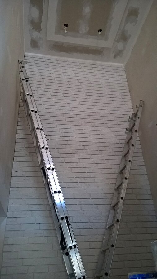 Rybnik, Brzezińska - położenie cegły dekoracyjnej na klatce schodowej - zdjęcie 4