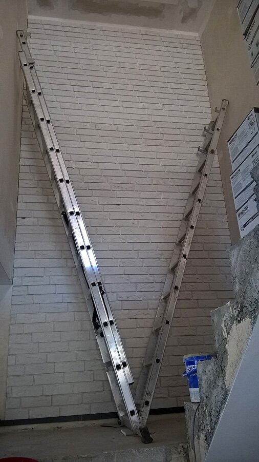 Rybnik, Brzezińska - położenie cegły dekoracyjnej na klatce schodowej - zdjęcie 5