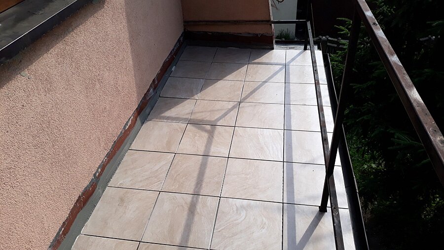 Rybnik, Dworek - kafelkowanie balkonu na zewnątrz wraz z hydroizolacją - zdjęcie 1