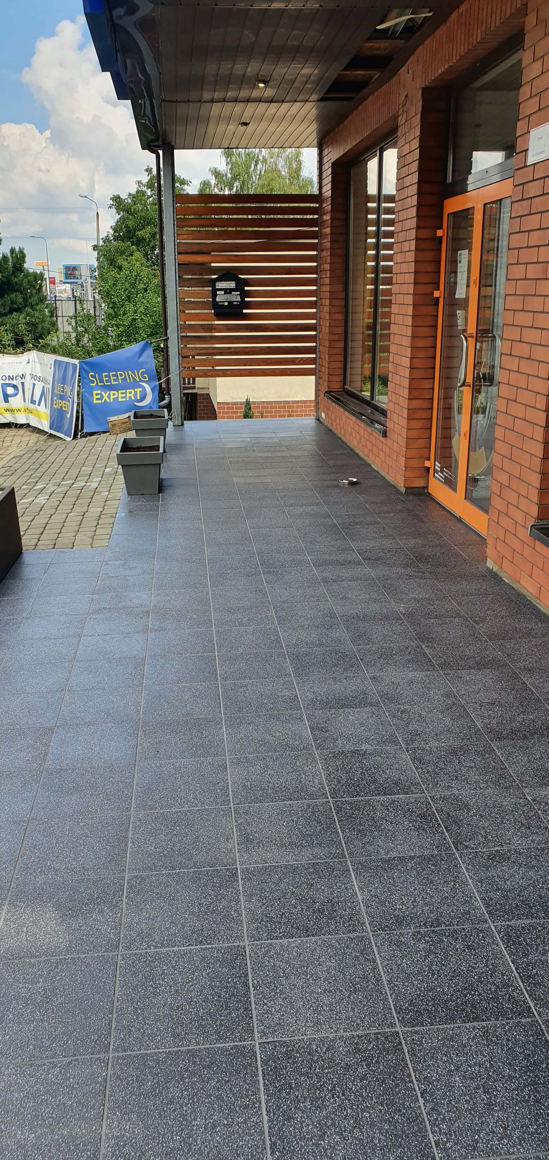 KAFELKOWANIE WEJŚCIA DO SKLEPU ''SLEEPING MATERACE'' - zdjęcie 3