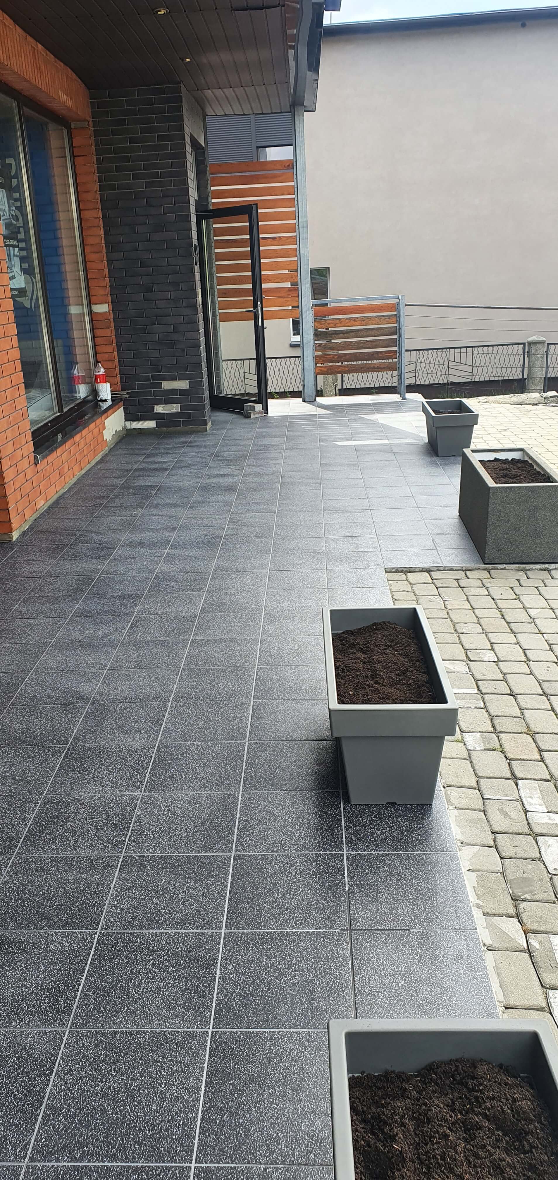 KAFELKOWANIE WEJŚCIA DO SKLEPU ''SLEEPING MATERACE'' - zdjęcie 1