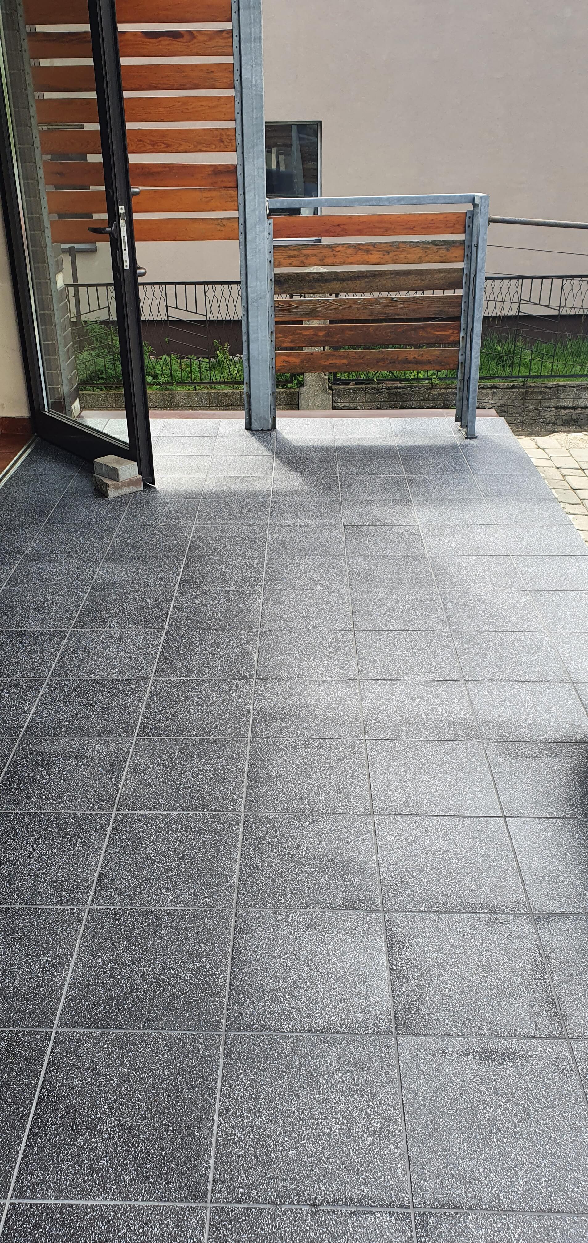 KAFELKOWANIE WEJŚCIA DO SKLEPU ''SLEEPING MATERACE'' - zdjęcie 2