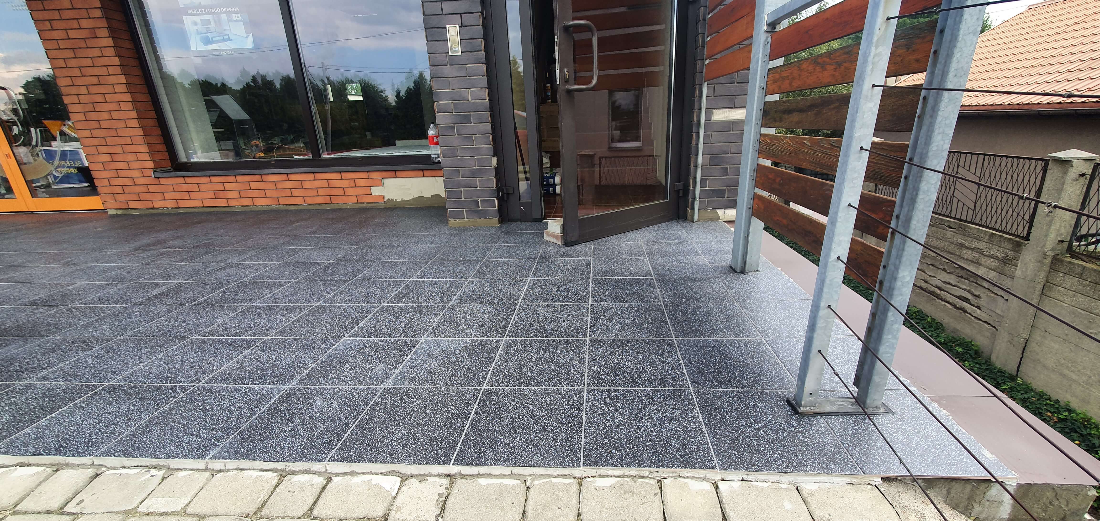 KAFELKOWANIE WEJŚCIA DO SKLEPU ''SLEEPING MATERACE'' - zdjęcie 4