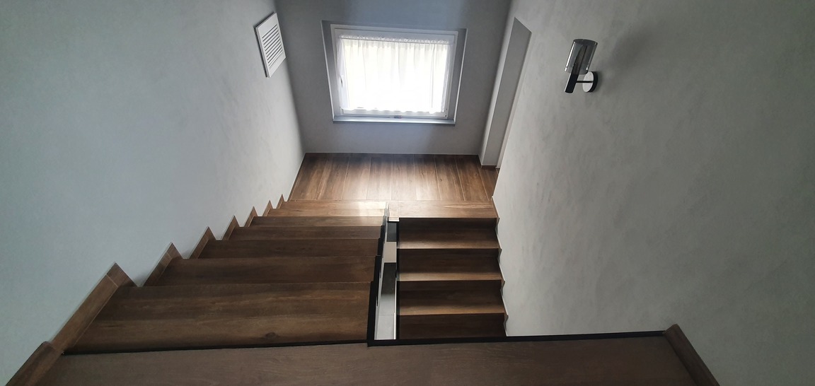 KOMPLEKSOWY REMONT KLATKI SCHODOWEJ I WEJSCIA DO DOMU - zdjęcie 19