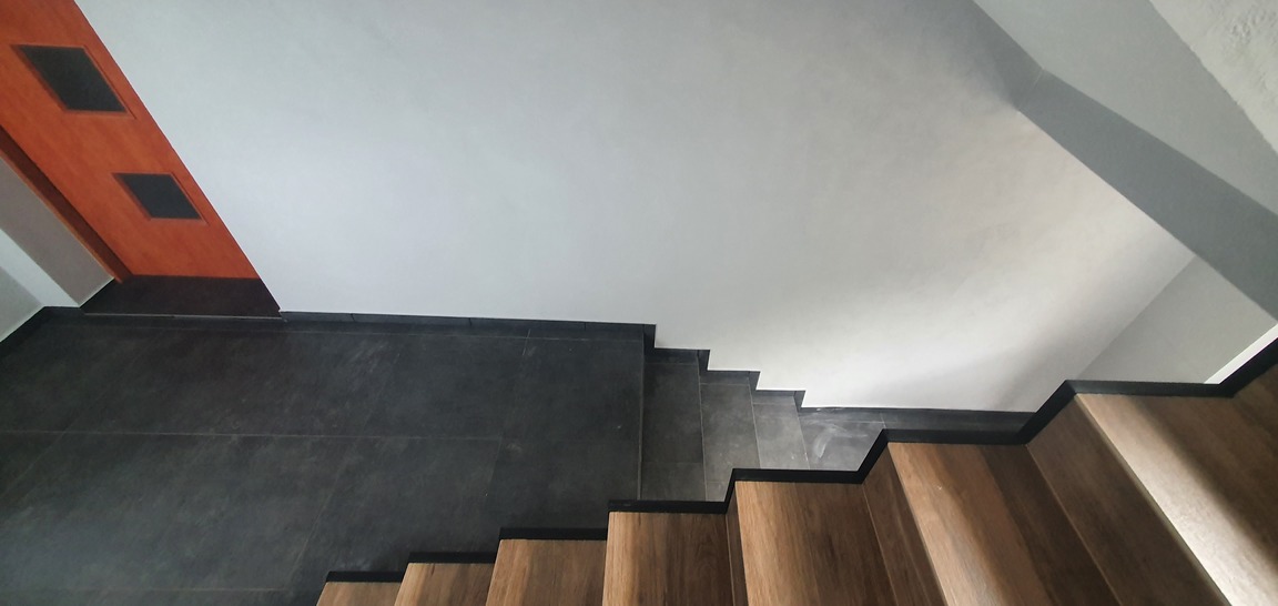 KOMPLEKSOWY REMONT KLATKI SCHODOWEJ I WEJSCIA DO DOMU - zdjęcie 12
