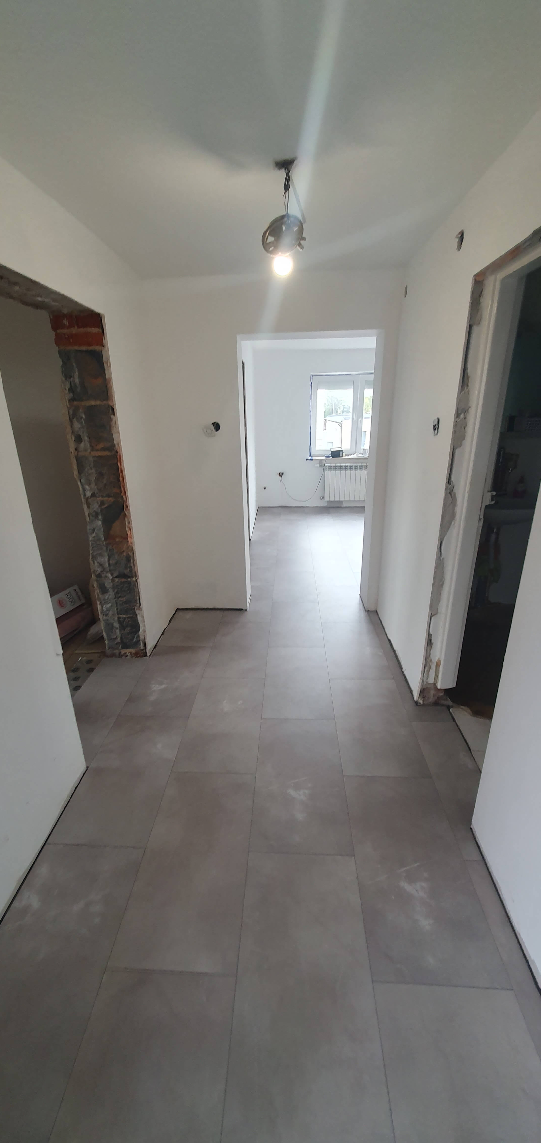 MONTAŻ PANELI WINYLOWYCH W DOMU PRYWATNYM - zdjęcie 1