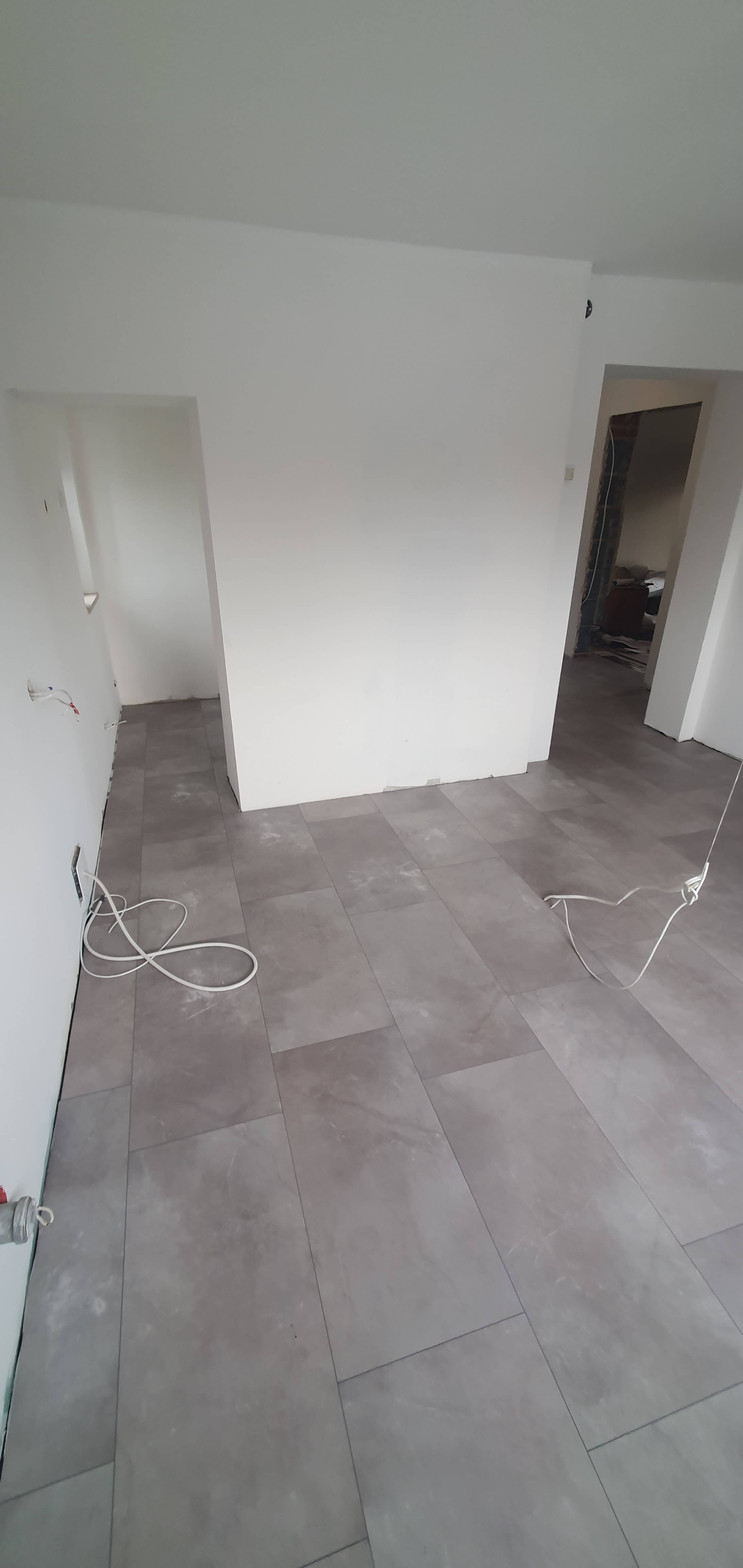 MONTAŻ PANELI WINYLOWYCH W DOMU PRYWATNYM - zdjęcie 5