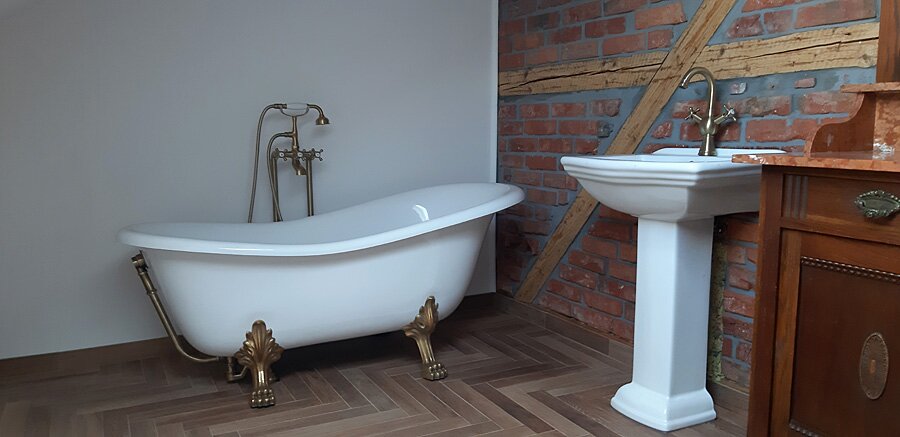 Łazienka przed i po w stylu retro w domu prywatnym na poddaszu - zdjęcie 31