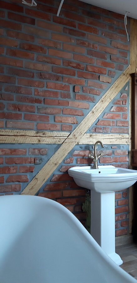 Łazienka przed i po w stylu retro w domu prywatnym na poddaszu - zdjęcie 54