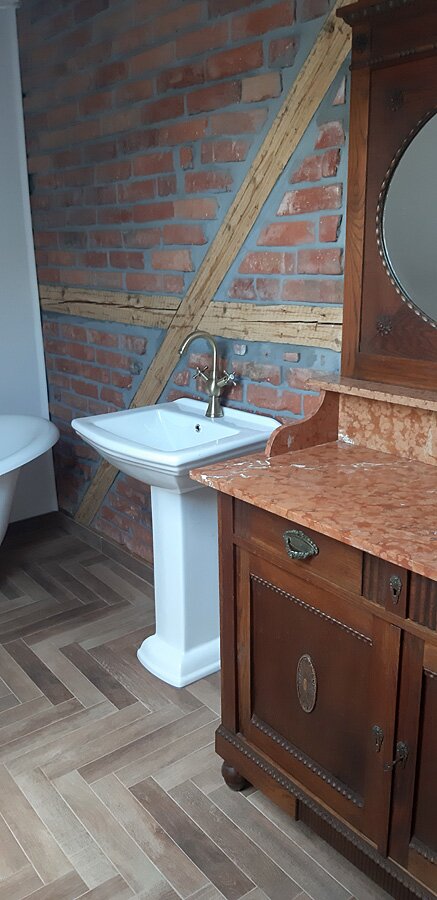 Łazienka przed i po w stylu retro w domu prywatnym na poddaszu - zdjęcie 24