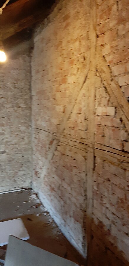 Łazienka przed i po w stylu retro w domu prywatnym na poddaszu - zdjęcie 1