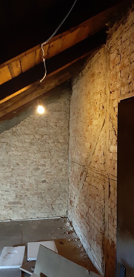 Łazienka przed i po w stylu retro w domu prywatnym na poddaszu - zdjęcie 4