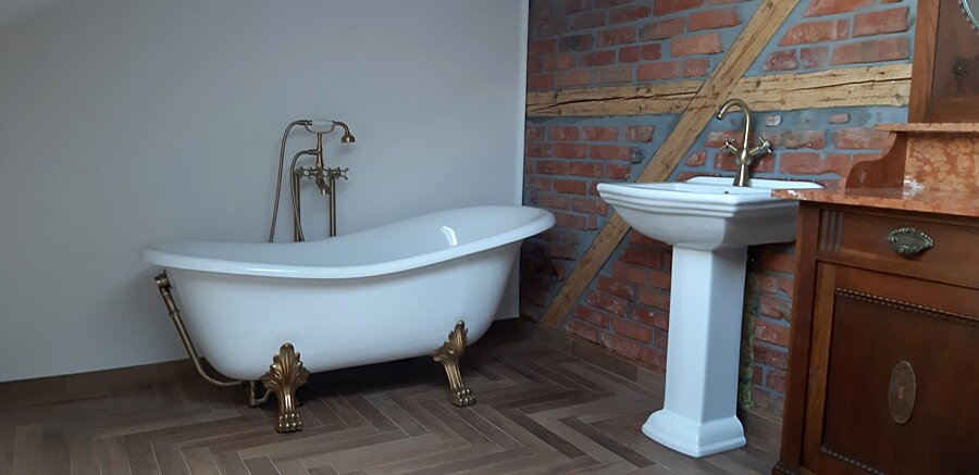 Łazienka przed i po w stylu retro w domu prywatnym na poddaszu - zdjęcie 39