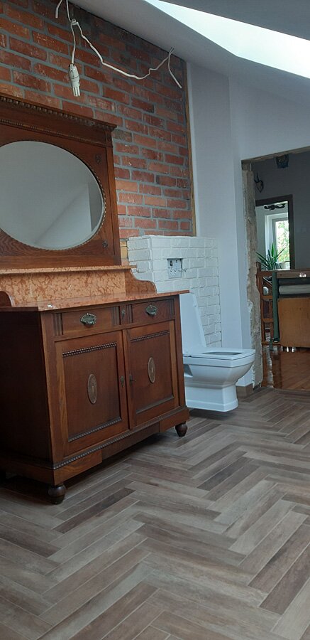 Łazienka przed i po w stylu retro w domu prywatnym na poddaszu - zdjęcie 49