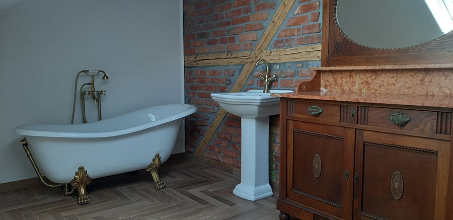 Łazienka przed i po w stylu retro w domu prywatnym na poddaszu - zdjęcie 40