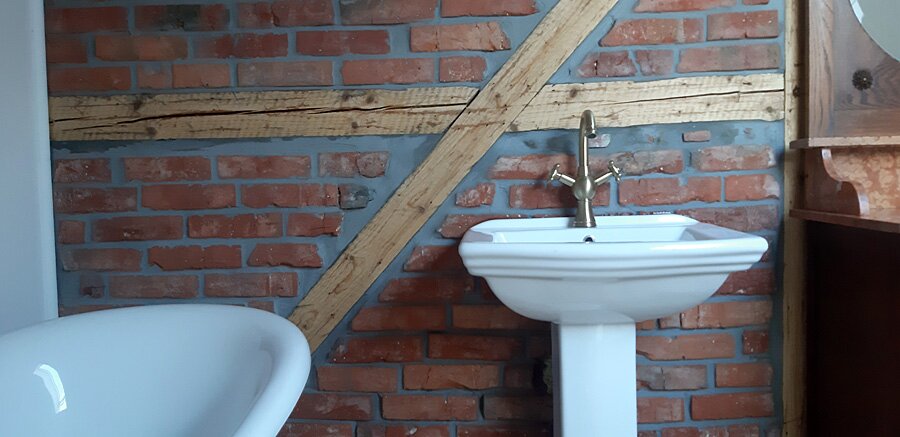 Łazienka przed i po w stylu retro w domu prywatnym na poddaszu - zdjęcie 46