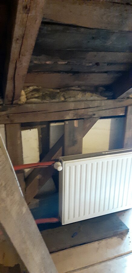 Łazienka przed i po w stylu retro w domu prywatnym na poddaszu - zdjęcie 6