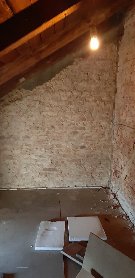 Łazienka przed i po w stylu retro w domu prywatnym na poddaszu - zdjęcie 2