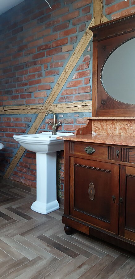 Łazienka przed i po w stylu retro w domu prywatnym na poddaszu - zdjęcie 34