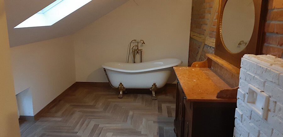 Łazienka przed i po w stylu retro w domu prywatnym na poddaszu - zdjęcie 18