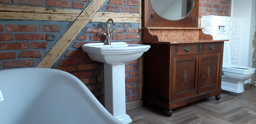 Łazienka przed i po w stylu retro w domu prywatnym na poddaszu - zdjęcie 50