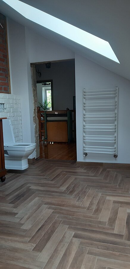 Łazienka przed i po w stylu retro w domu prywatnym na poddaszu - zdjęcie 48