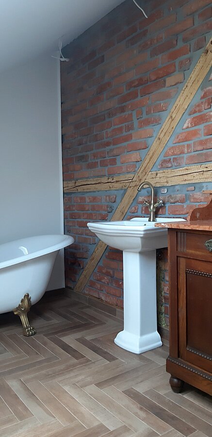 Łazienka przed i po w stylu retro w domu prywatnym na poddaszu - zdjęcie 33