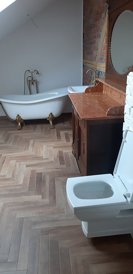 Łazienka przed i po w stylu retro w domu prywatnym na poddaszu - zdjęcie 20