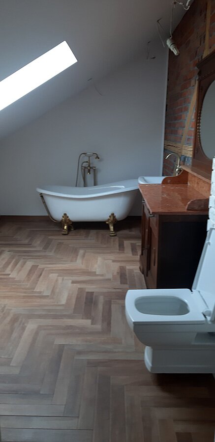 Łazienka przed i po w stylu retro w domu prywatnym na poddaszu - zdjęcie 21