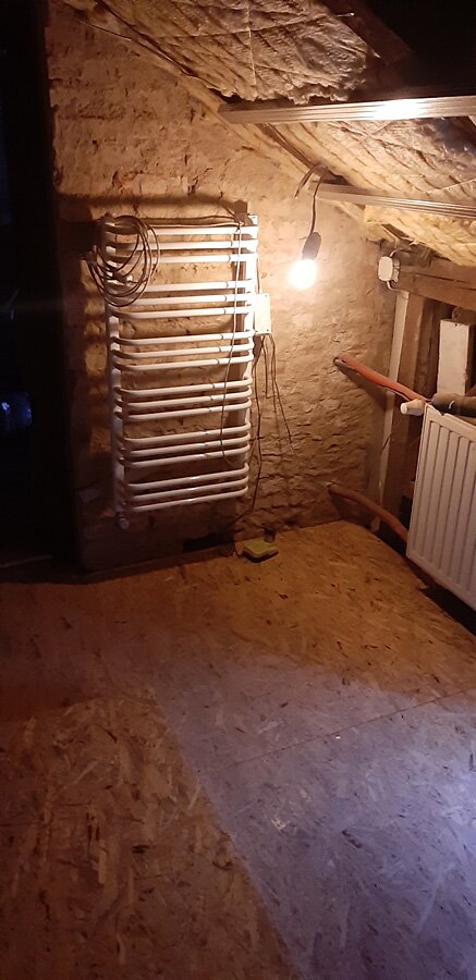 Łazienka przed i po w stylu retro w domu prywatnym na poddaszu - zdjęcie 10