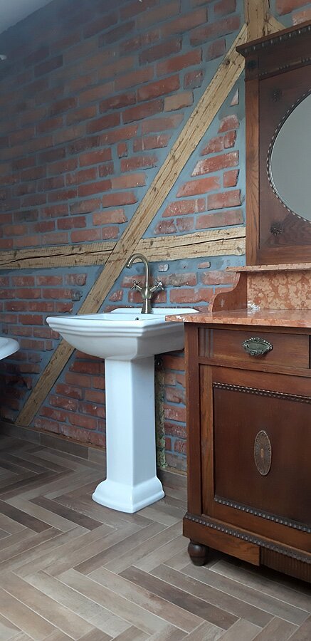 Łazienka przed i po w stylu retro w domu prywatnym na poddaszu - zdjęcie 29