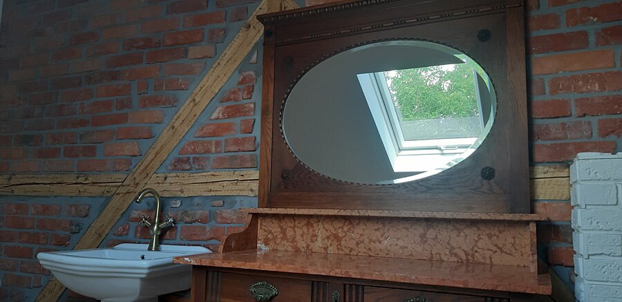 Łazienka przed i po w stylu retro w domu prywatnym na poddaszu - zdjęcie 28