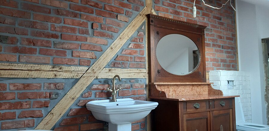 Łazienka przed i po w stylu retro w domu prywatnym na poddaszu - zdjęcie 51