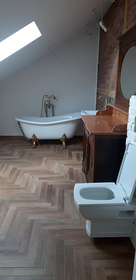 Łazienka przed i po w stylu retro w domu prywatnym na poddaszu - zdjęcie 22