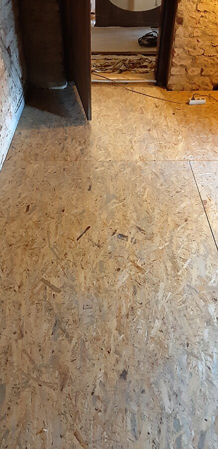 Łazienka przed i po w stylu retro w domu prywatnym na poddaszu - zdjęcie 9