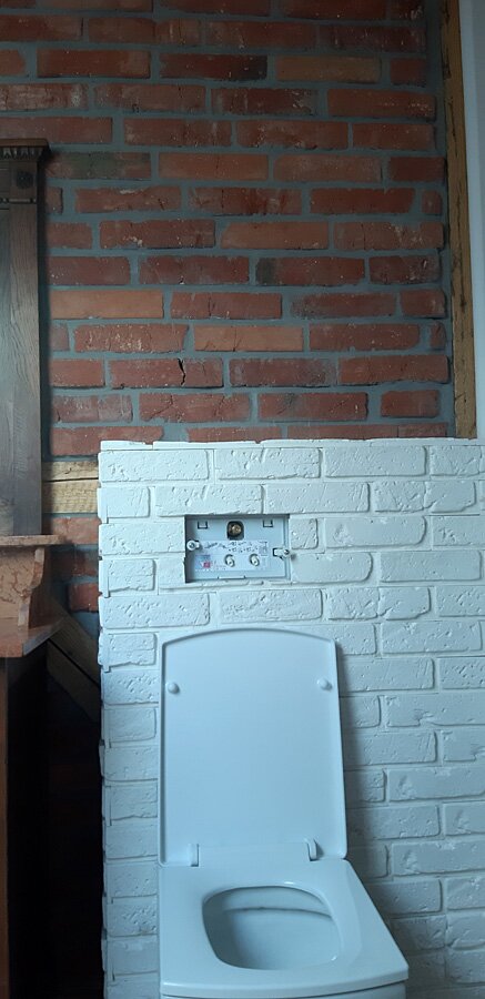 Łazienka przed i po w stylu retro w domu prywatnym na poddaszu - zdjęcie 27