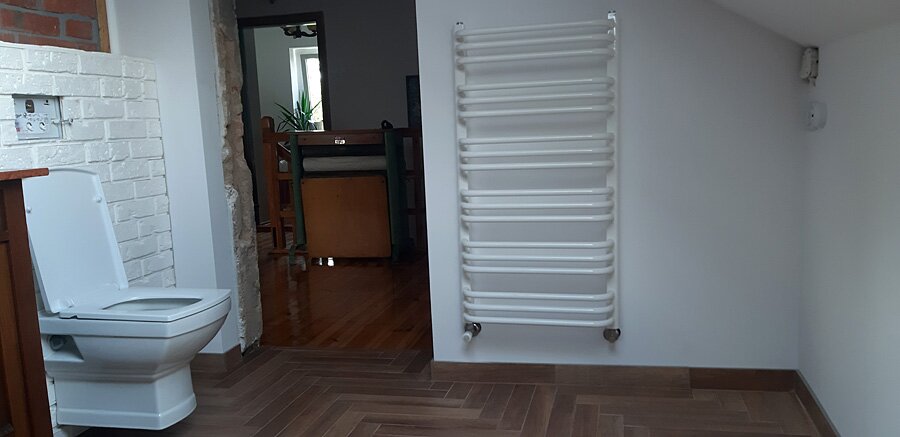 Łazienka przed i po w stylu retro w domu prywatnym na poddaszu - zdjęcie 44