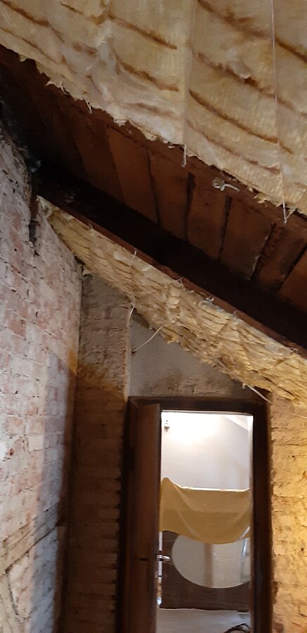 Łazienka przed i po w stylu retro w domu prywatnym na poddaszu - zdjęcie 8