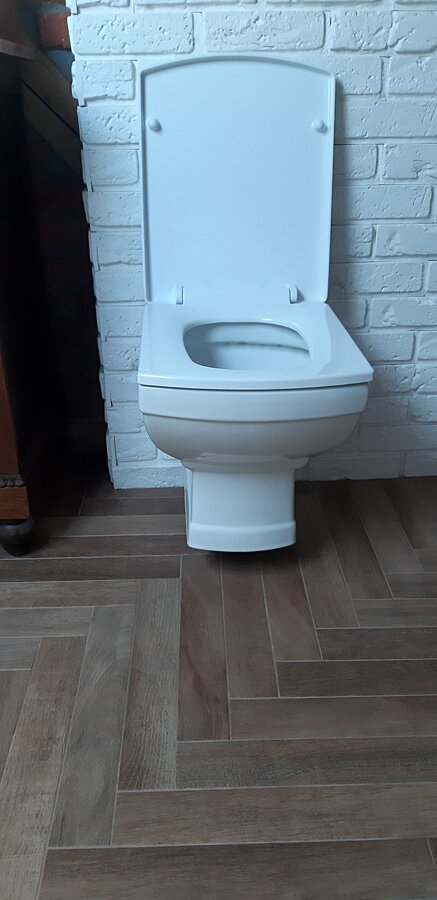 Łazienka przed i po w stylu retro w domu prywatnym na poddaszu - zdjęcie 25